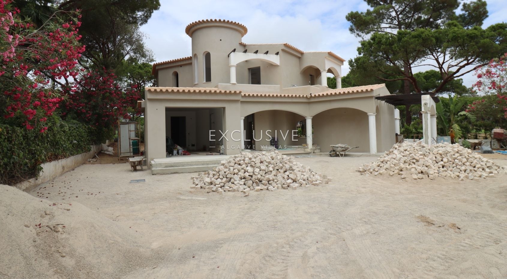 4 Bedroom golf facing villa in Vilamoura for sale, Algarve