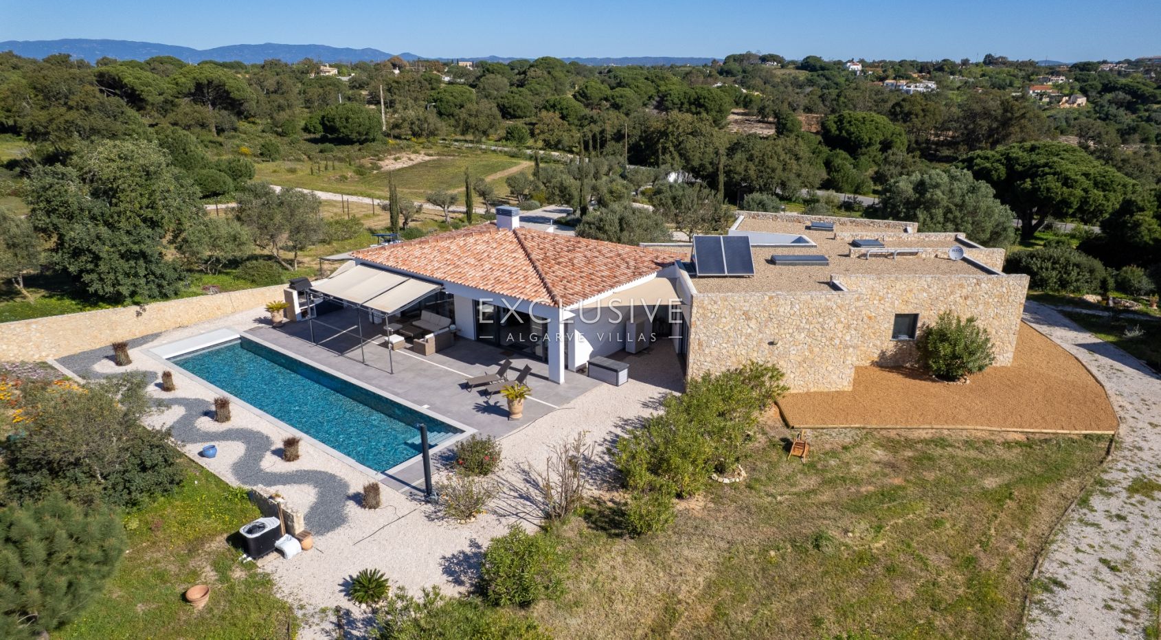 Moradia contemporânea de um piso com 4 quartos e piscina para venda perto de Carvoeiro