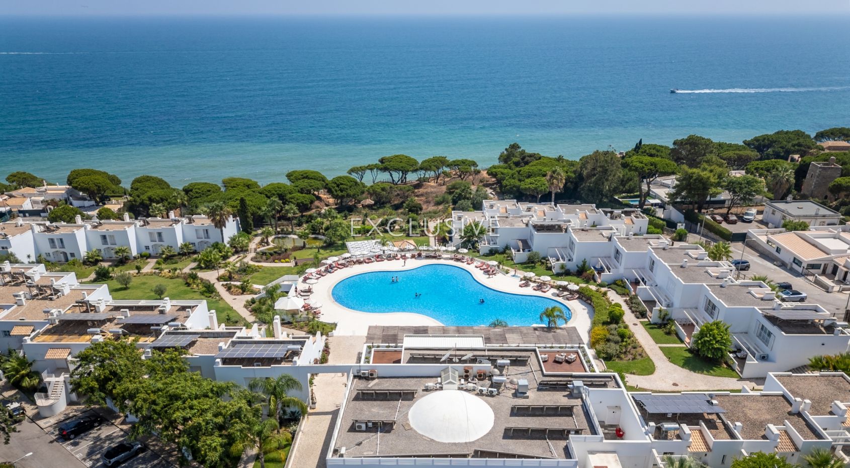 Ocean front townhouse in Albufeira with Sea Views & Resort Facilities — photo 1