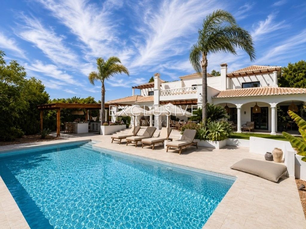 Moradia de luxo renovada com 4 quartos e piscina  para venda em Carvoeiro, Algarve