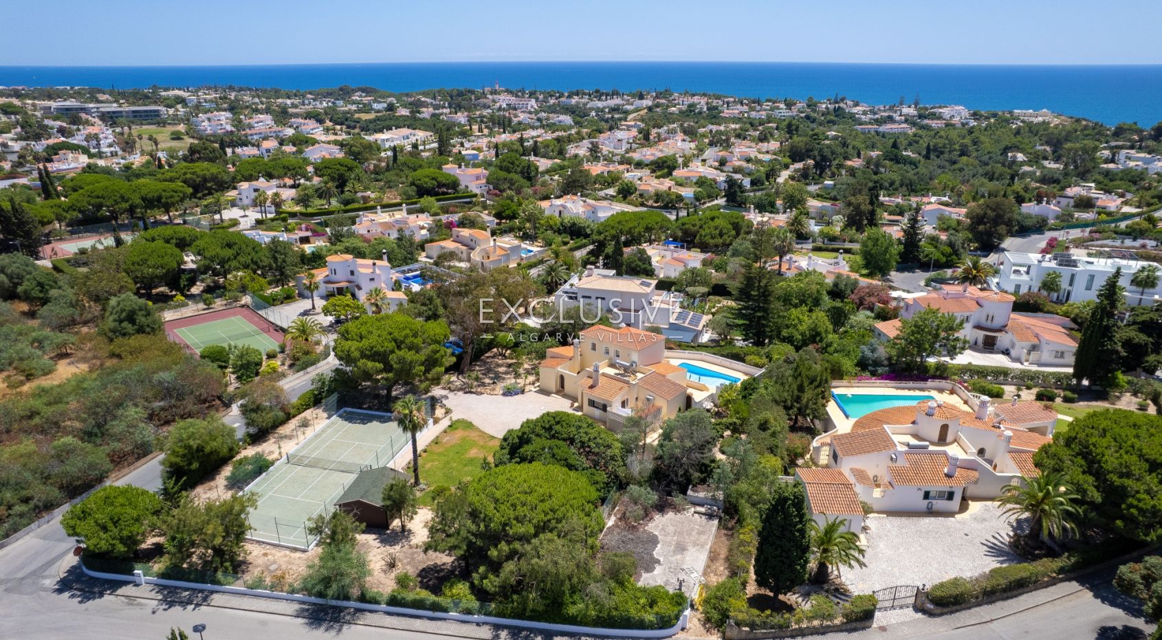 Venda de moradia com 4 quartos e vista para o mar em Carvoeiro, com amplos jardins, incluindo um cam